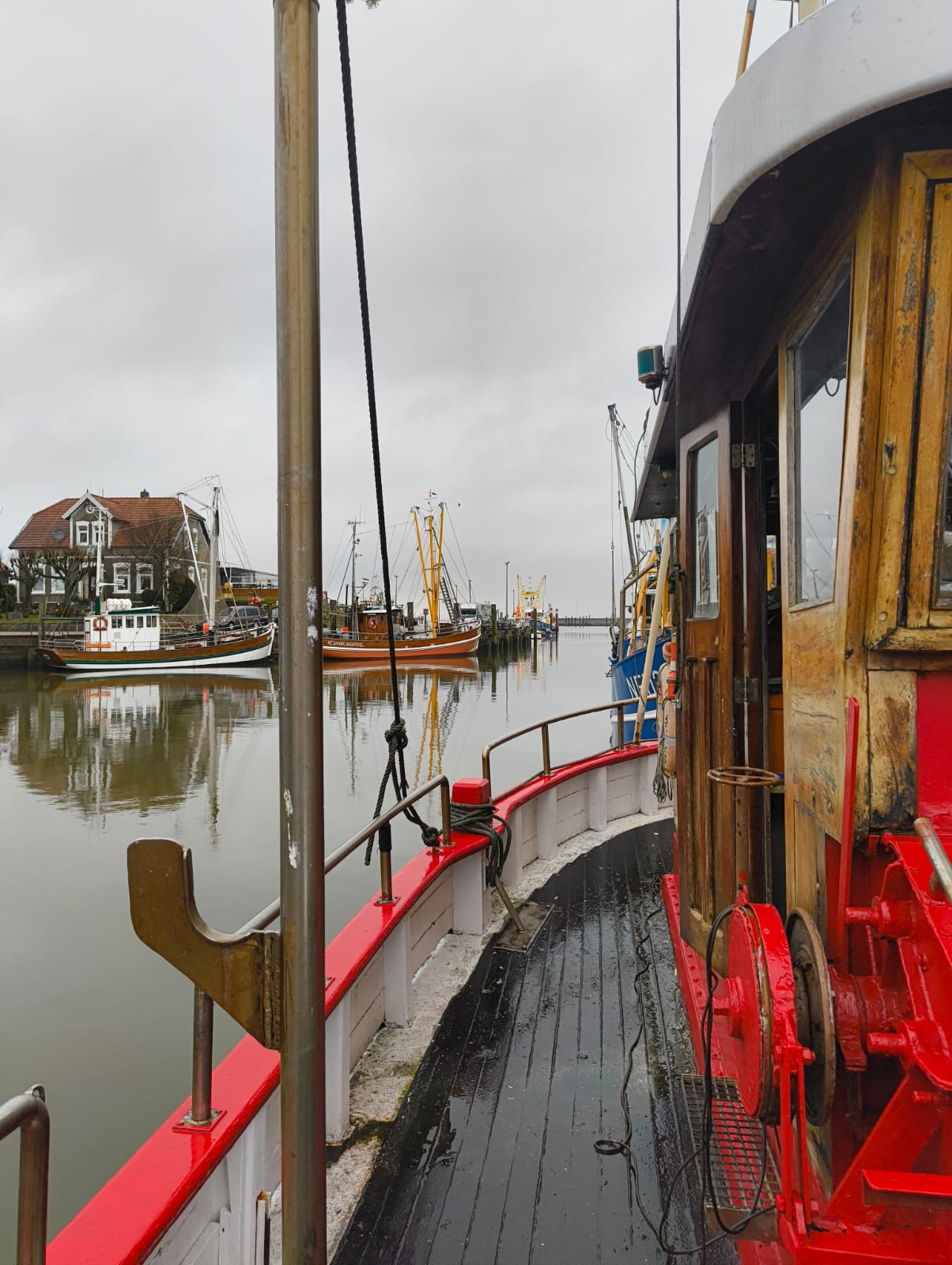 Blick vom Deck über den Hafen