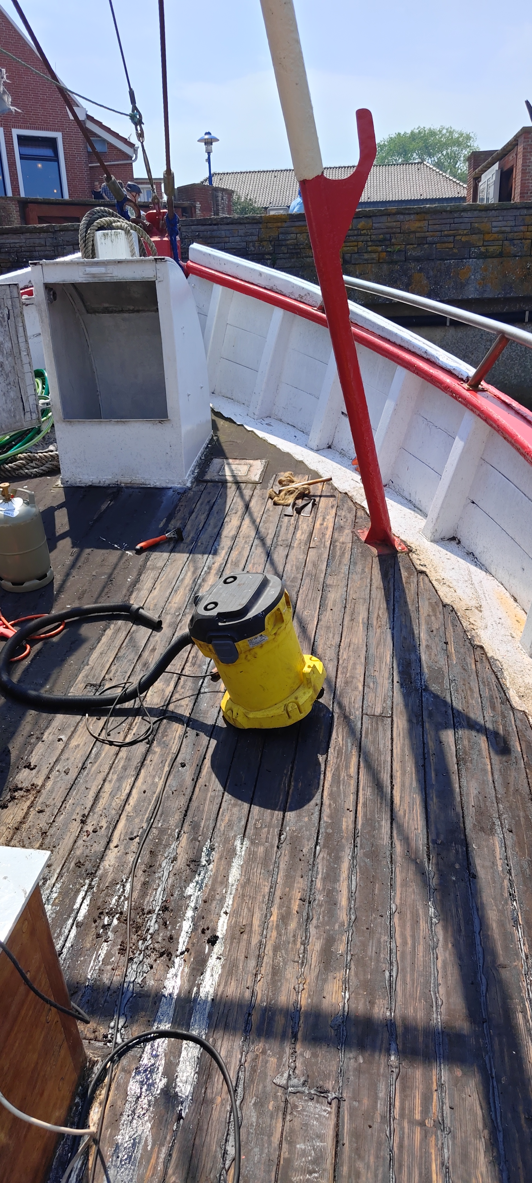Deck mit Sauger und Werkzeug bei der Arbeit